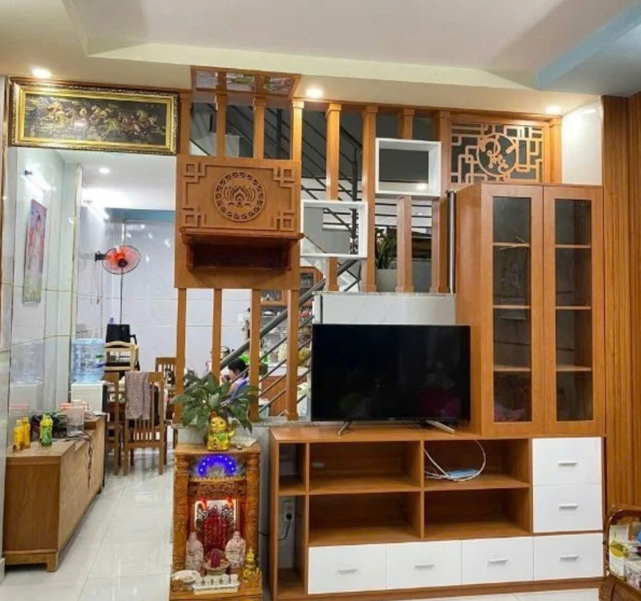 Kệ vách ngăn gỗ đẹp công dụng tiện lợi 2025